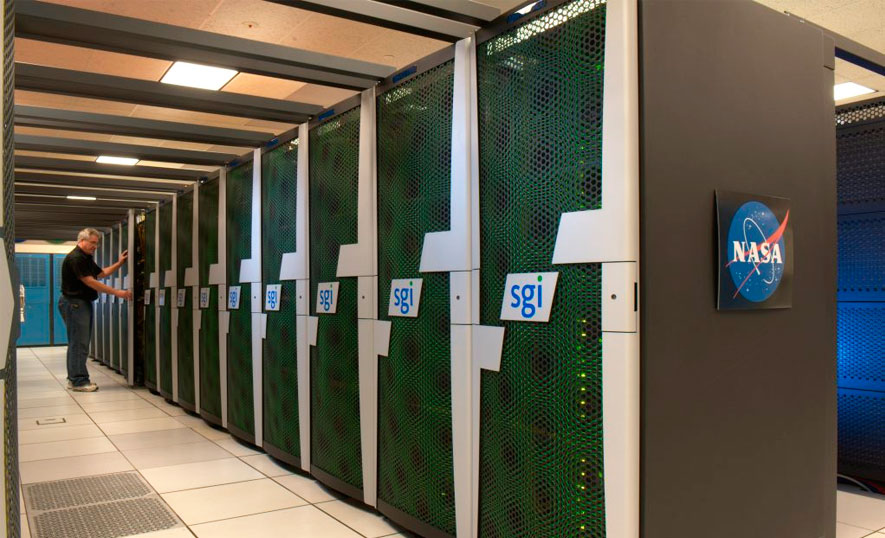 Мощный суперкомпьютер NASA “Плеяды”, который находится в Калифорнии, является одним из самых быстрых суперкомпьютеров в мире. (NASA/Dominic Hart)